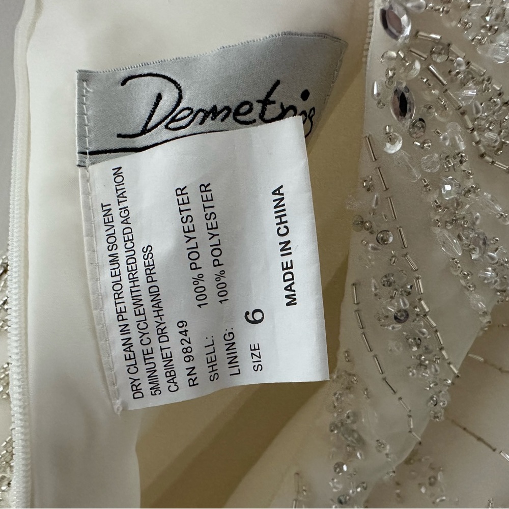 Elegant beaded ivory Wedding Dress with train - Picture 8 of 16